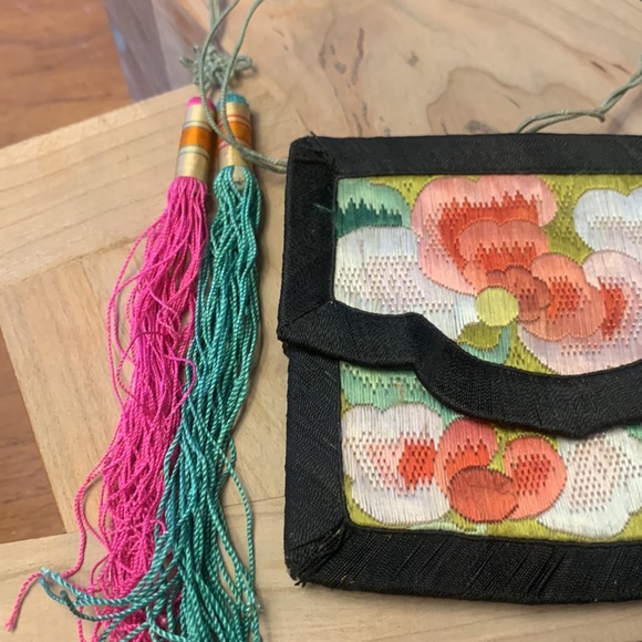 ANTIQUE CHINESE SILK AND SILK THREAD EMBROIDERY PURSE - Picture 3 of 12